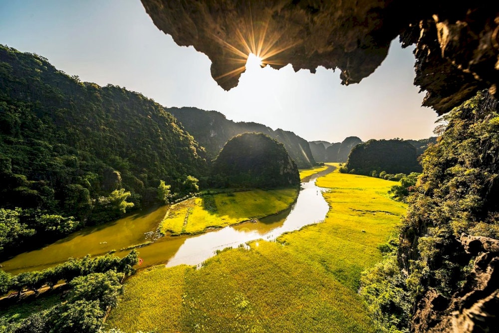 Admiring breathtaking scenery at Tam Coc - Bich Dong is an unmissable activity when you visit Ninh Binh